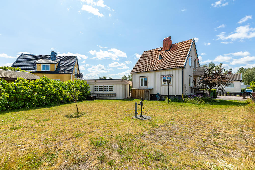 Stor fin tomt på baksidan