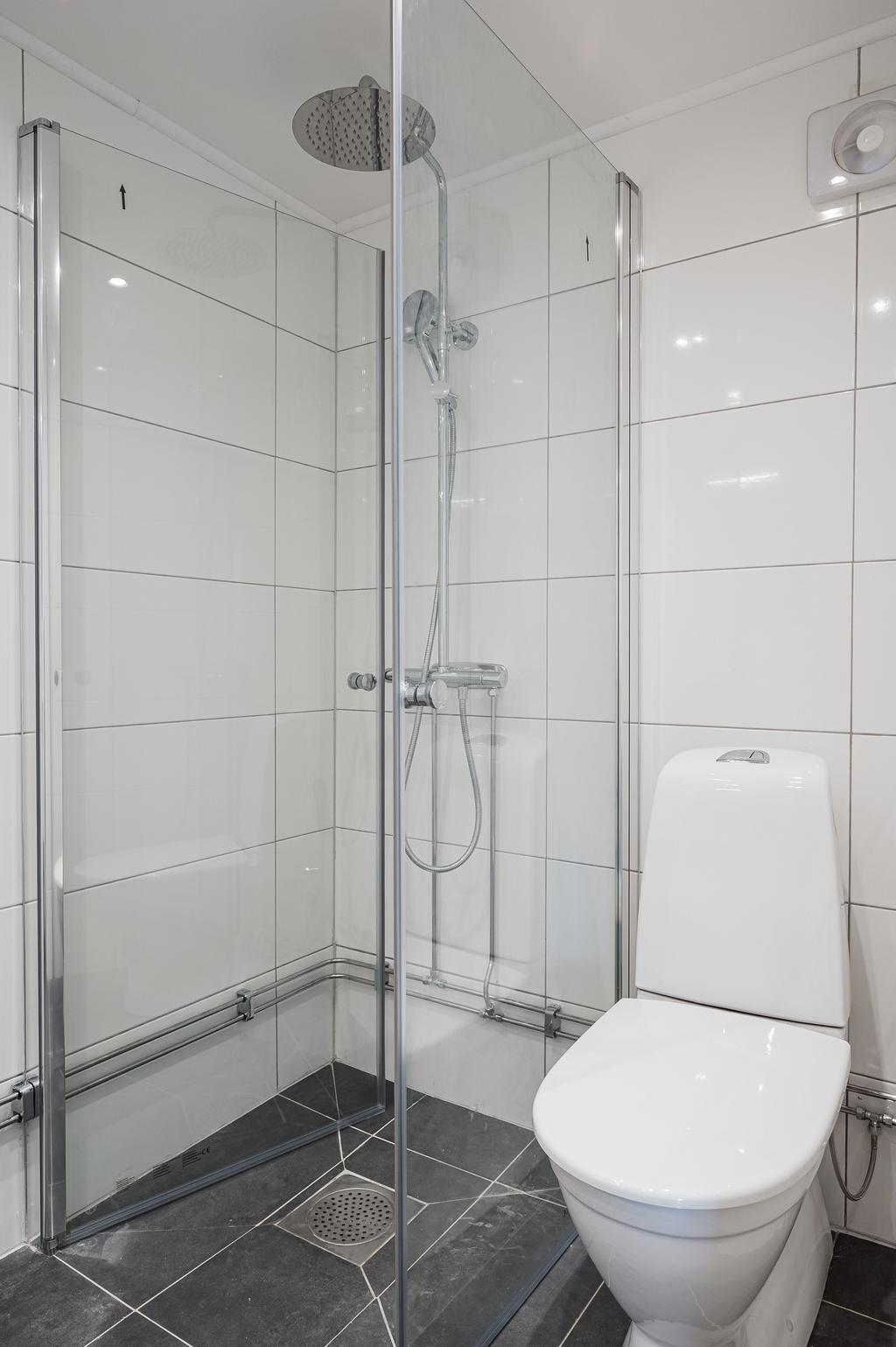 Helkaklat badrum med WC och dusch