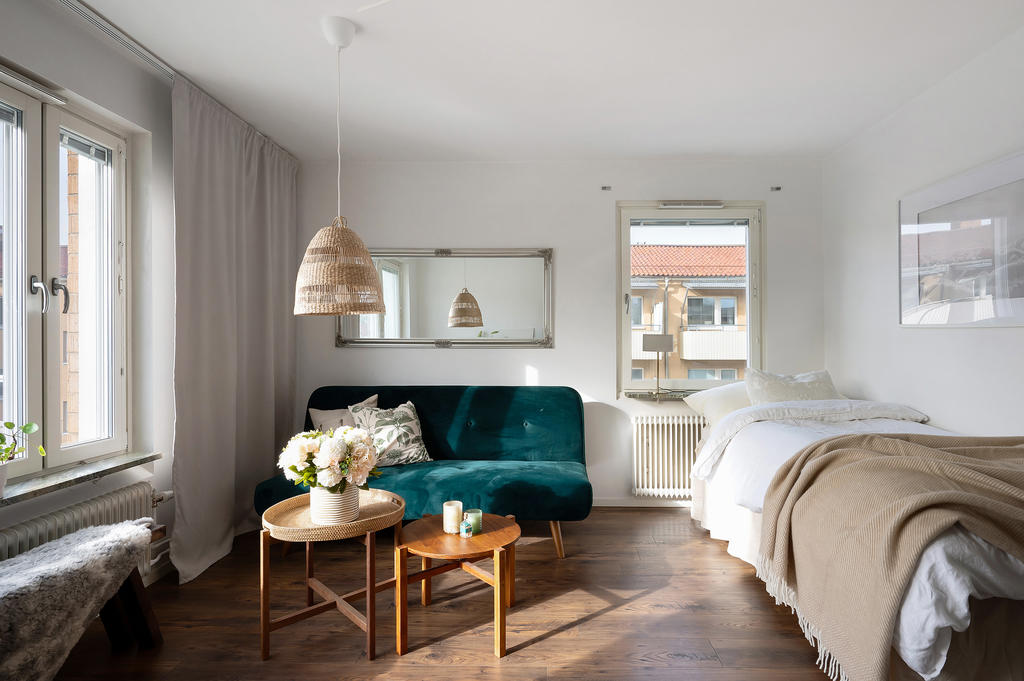 I vardagsrummet finns plats för såväl soffa som säng