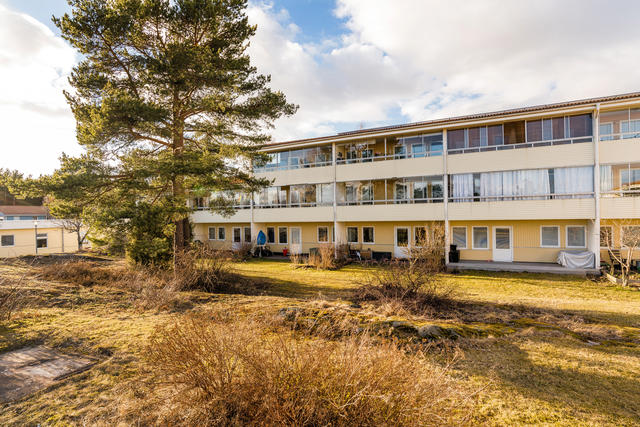 Rosenbloms Väg 115, Väster