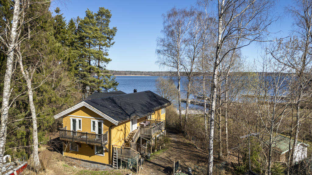 Huvudbyggnaden som idag brukas som 2 skiljda plan/bostäder