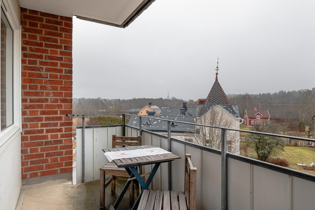 Balkong i österläge med morgonsol och vy över taknockarna