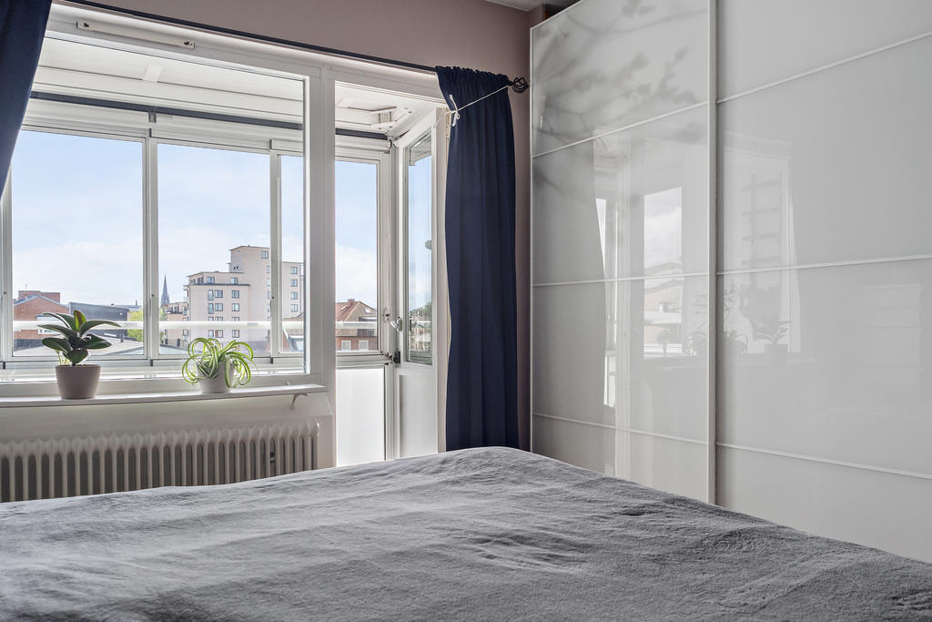 Sovrum med utgång till inglasad balkong