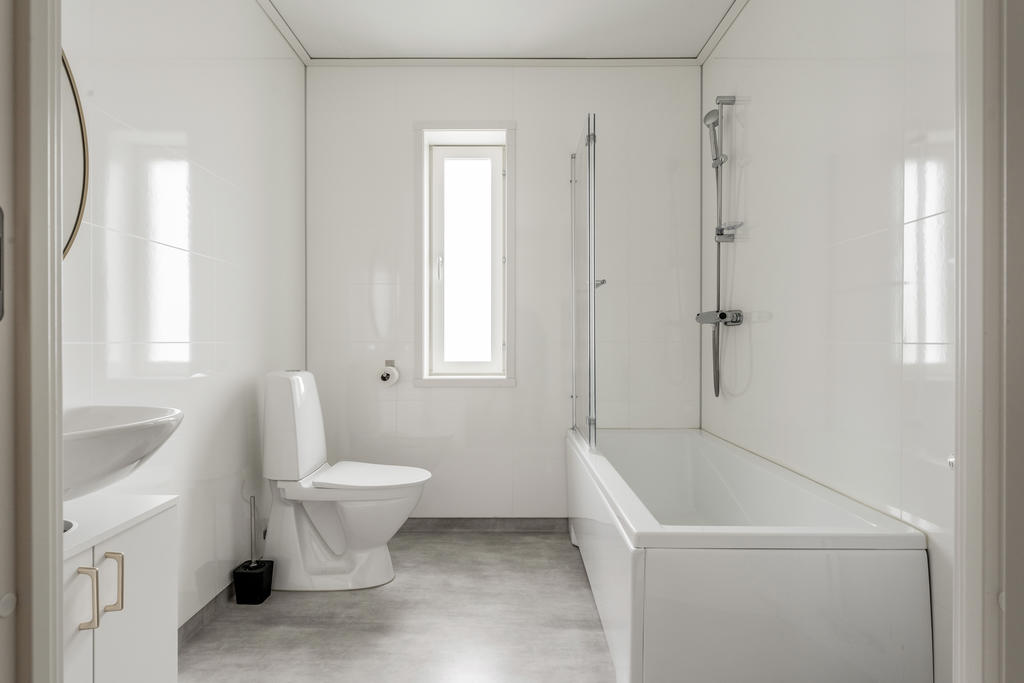 Badrum med badkar på entréplan