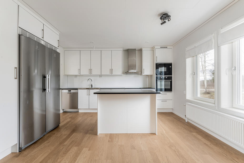 Rymligt kök med köksö