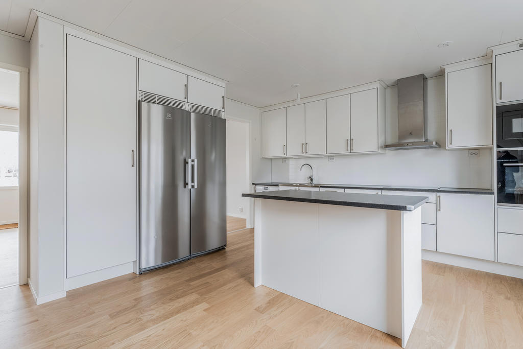 Delvis öppet till vardagsrum från köket vilket ger känsla av rymd och mycket ljusinsläpp