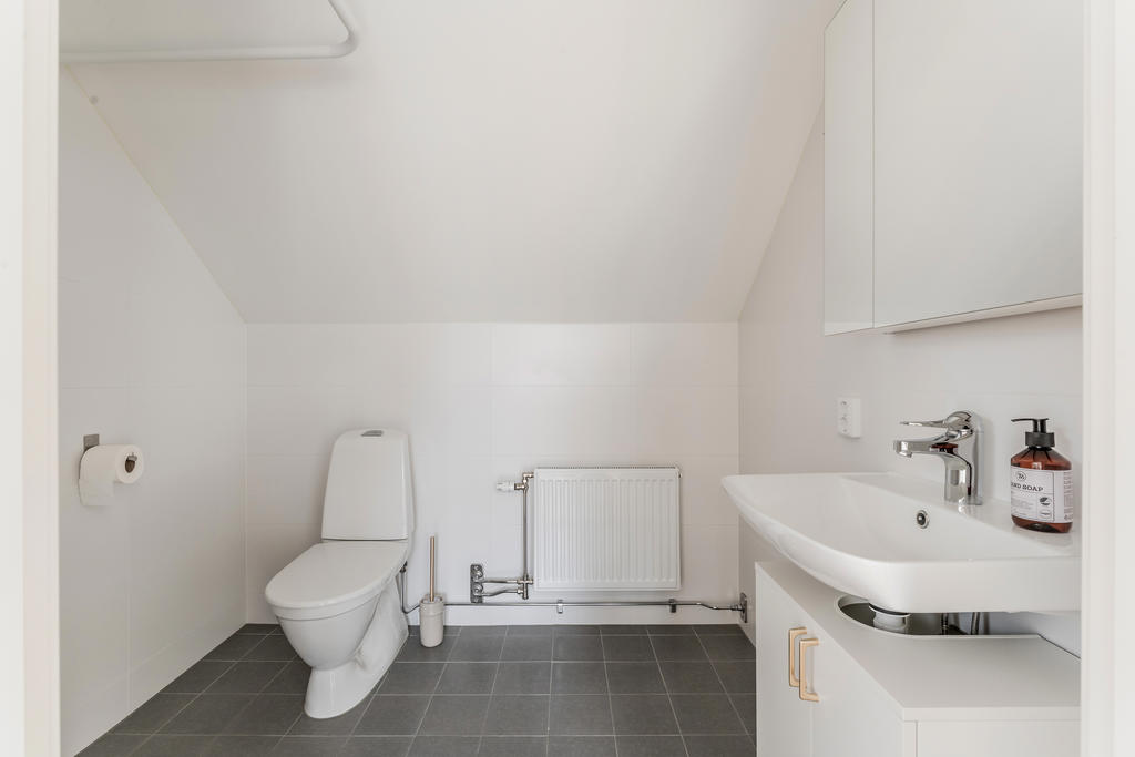 Badrum med dusch på övervåningen. 