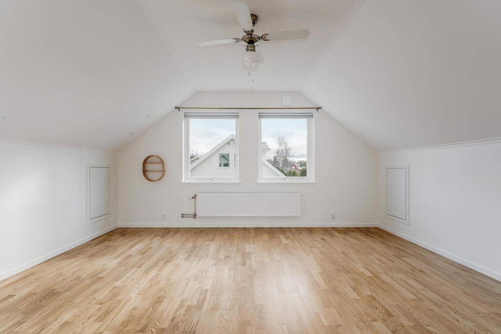 Sovrum 3, övre plan. Kattvind på vardera sida 