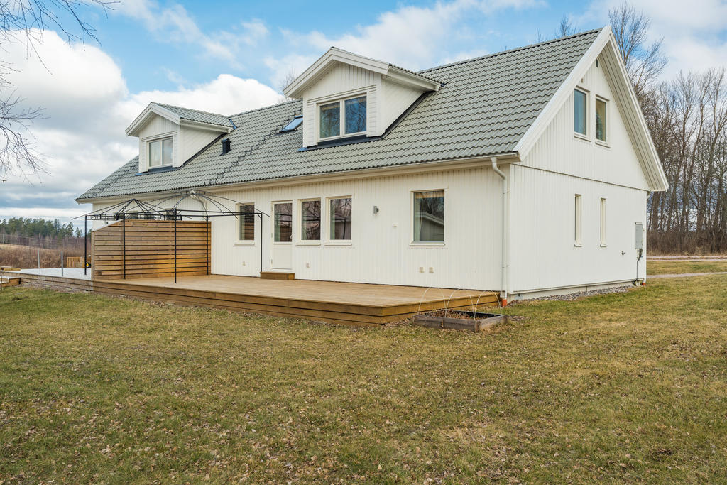 Uteplats i söderläge och gräsmatta