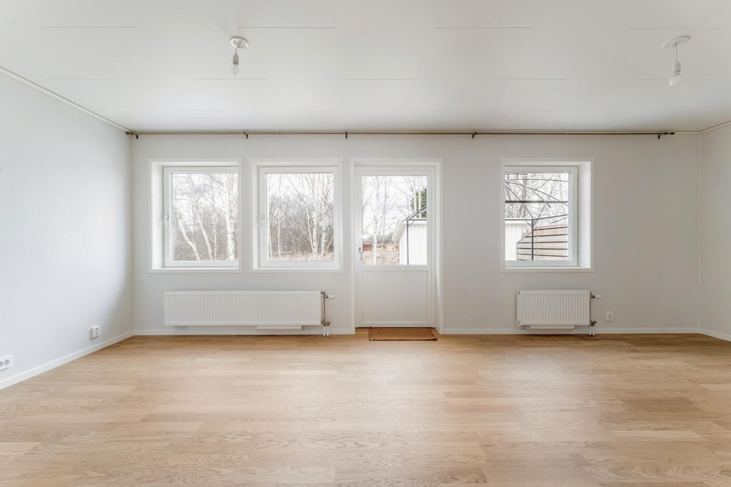 Vardagsrum med utgång till altan