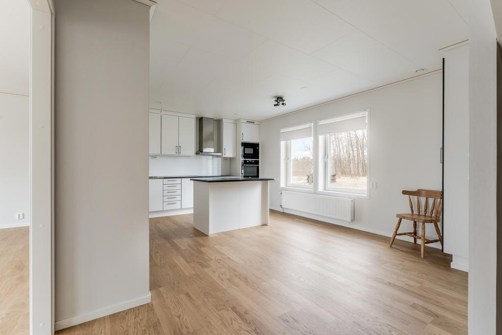 I köket finns utrymme för matplats för hela familjen