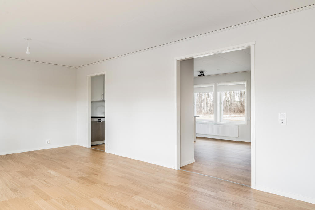 Två öppningar mellan köket och vardagsrummet