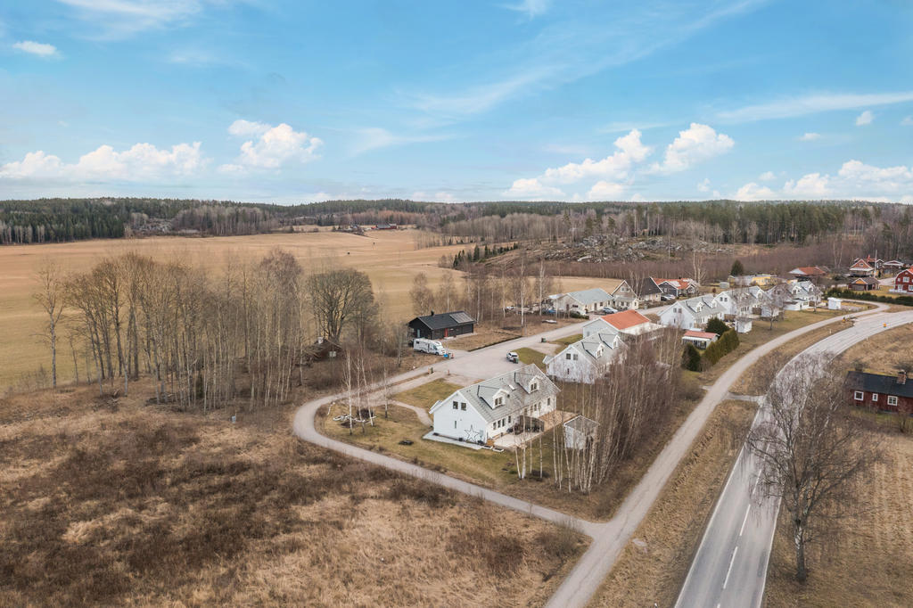 Bostadsområdet är omgiven av gröna ängar och skogspartier