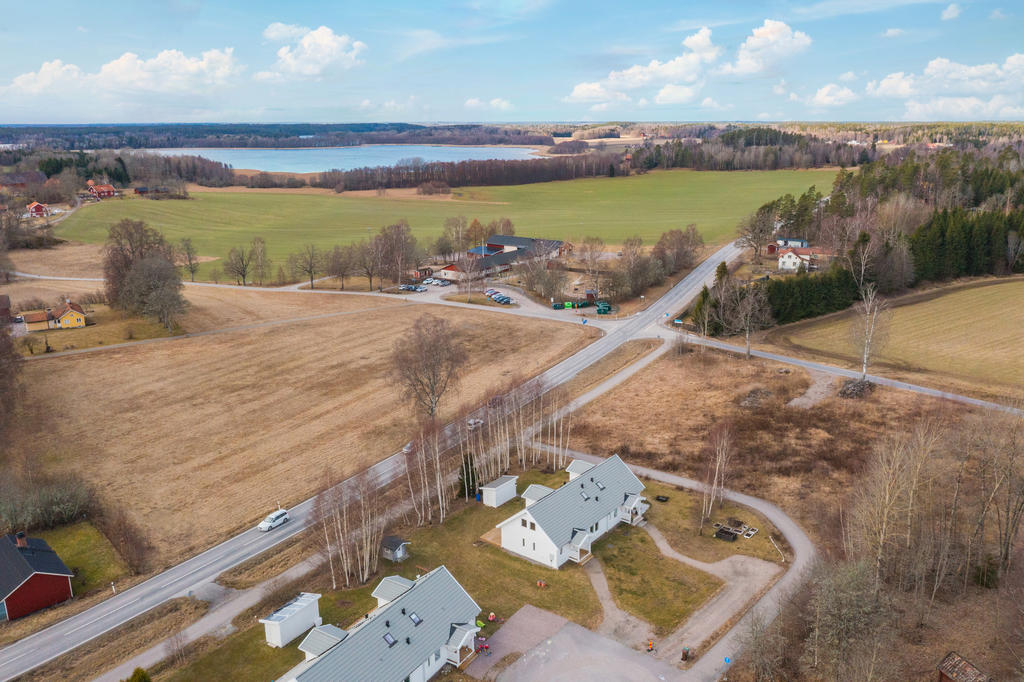 Bo lantligt, bara 10 minuter med bil till Nyköping