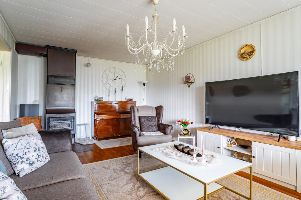 Här finns det plats för både soffgrupp och kontorsplats. 