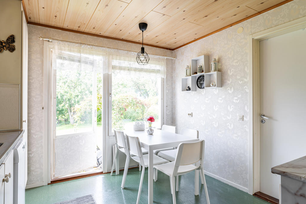 Matplatsen är trevligt belägen vid fönster, här finns även utgång till uteplats. 