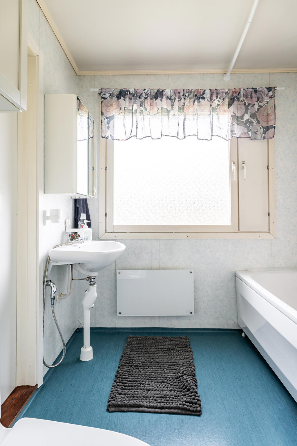 Badrummet är ljust. 