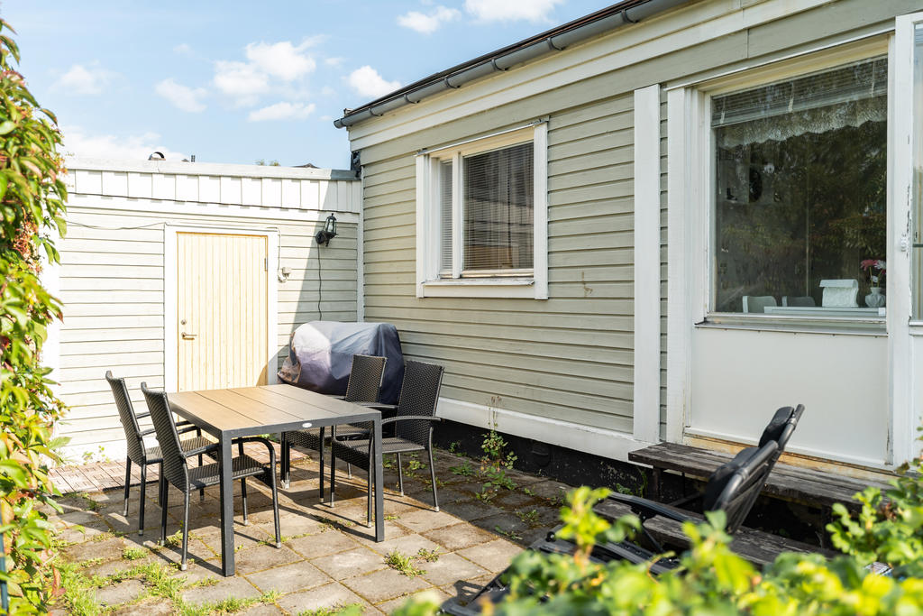 Uteplatsen nås från matplatsen