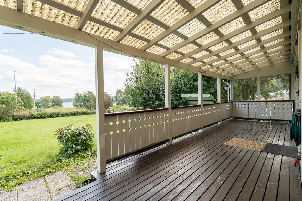 Altanen har plats för matbord