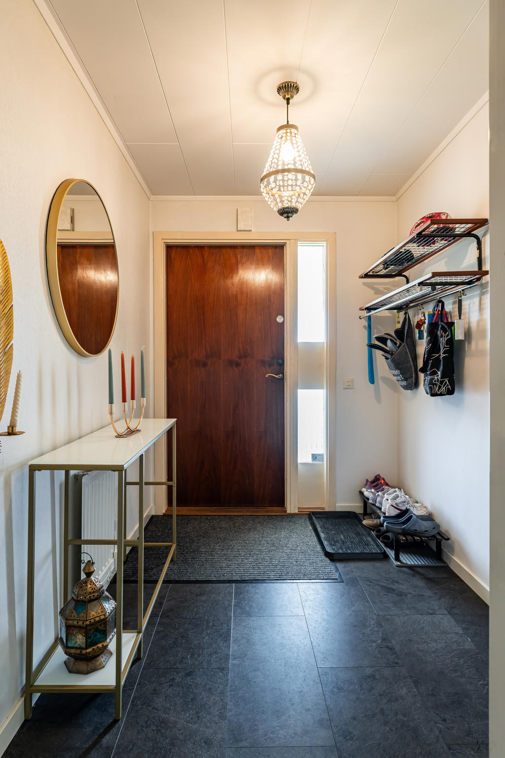Hallen har plats för hatthylla och skoställ. 