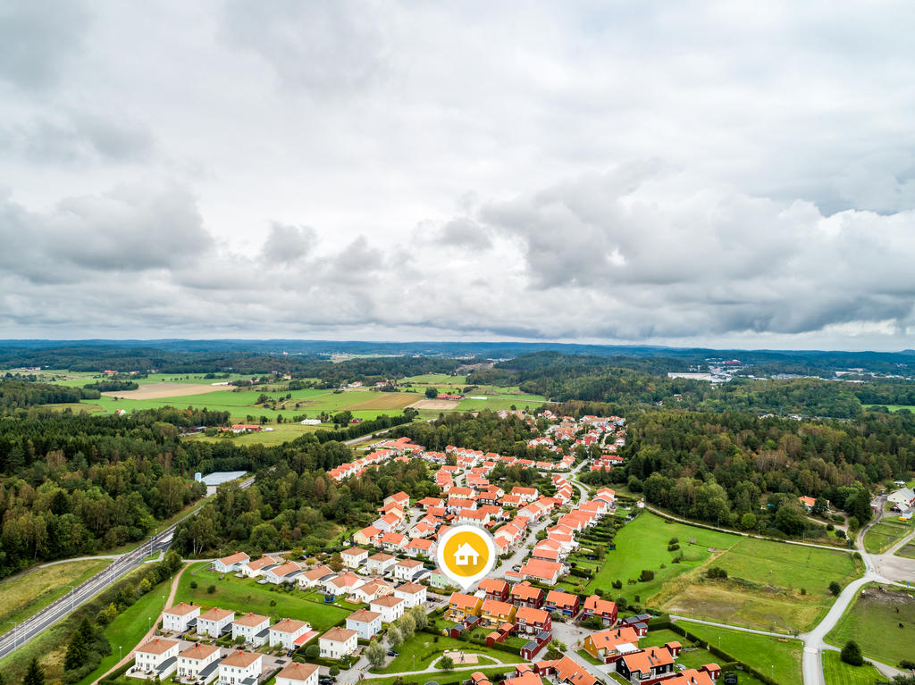 Ett trivsamt område med närhet till både vacker natur och goda kommunikationer.