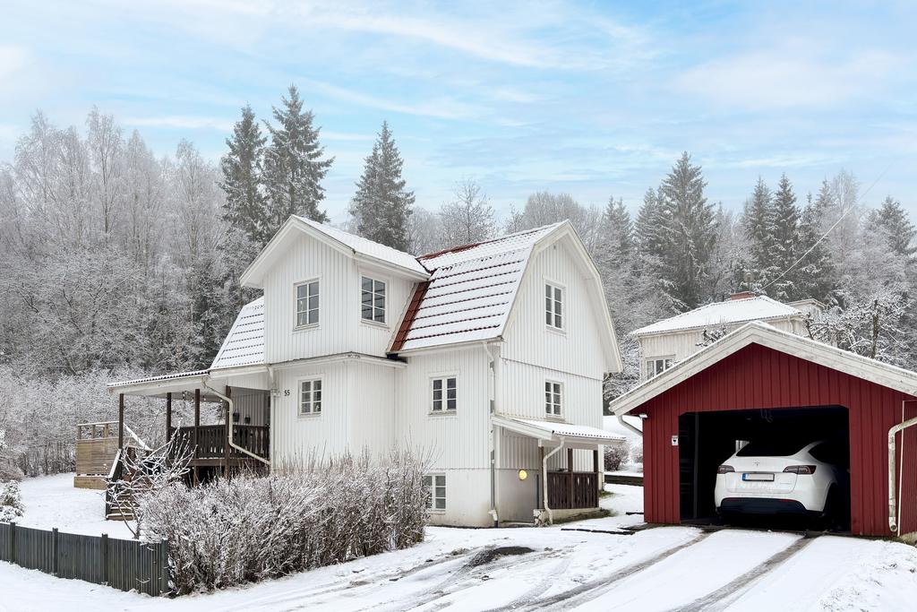 Uppfart med carport.