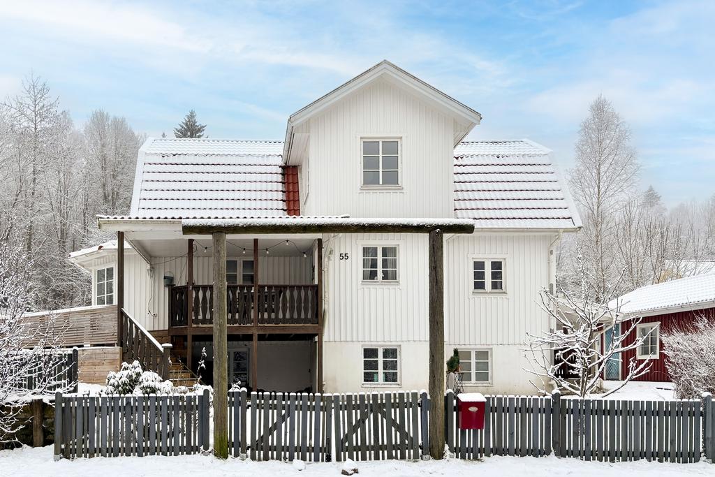 Entrésidan med veranda.