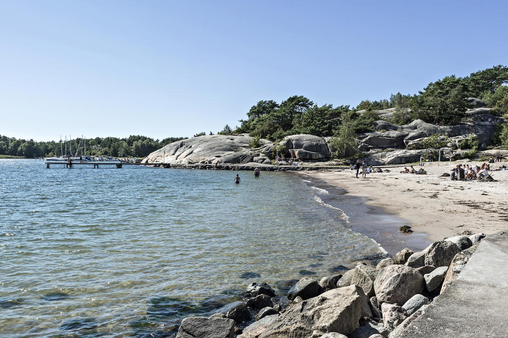 Näsetbadets härliga strand och klippbad på cykelavstånd.