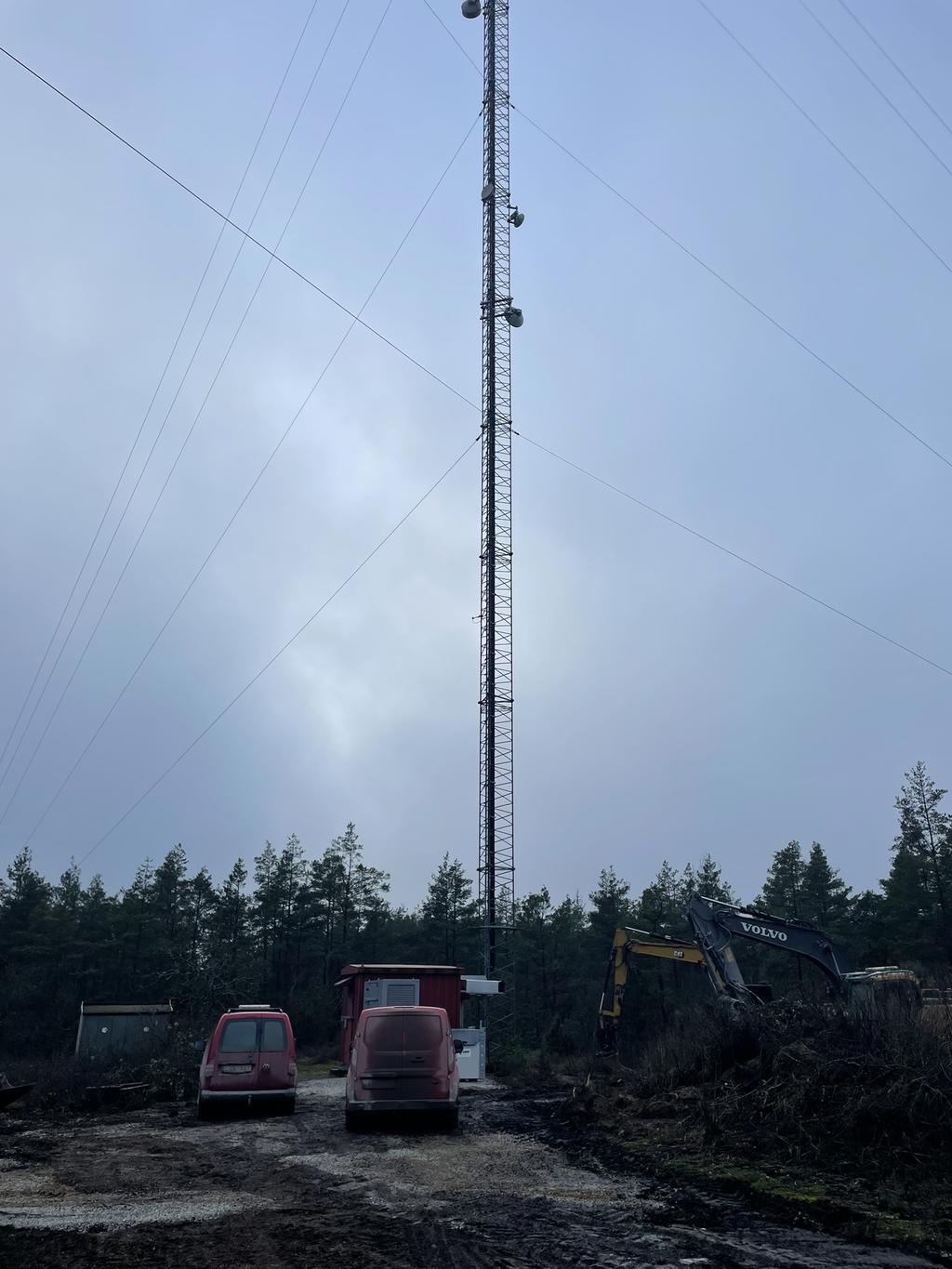 Mast och teknikbod samt fundament