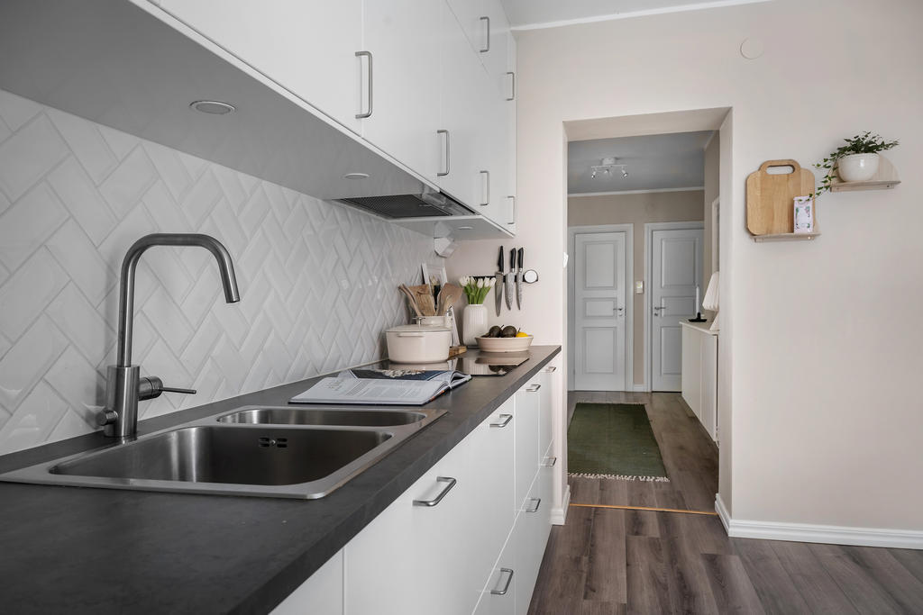 Stilrent kök med kakel i fiskbensmönster, diskmaskin