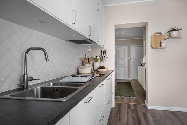 Stilrent kök med kakel i fiskbensmönster, diskmaskin