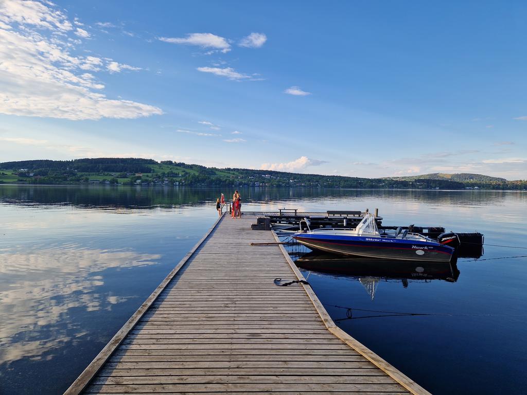 Bild från bryggan som nyttjas vid sjön. (Ägarens egna bilder.) 