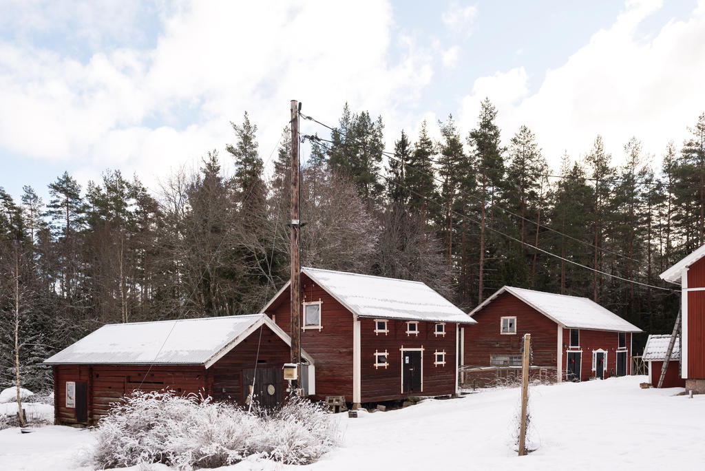 Vedbod, magasin och stall.