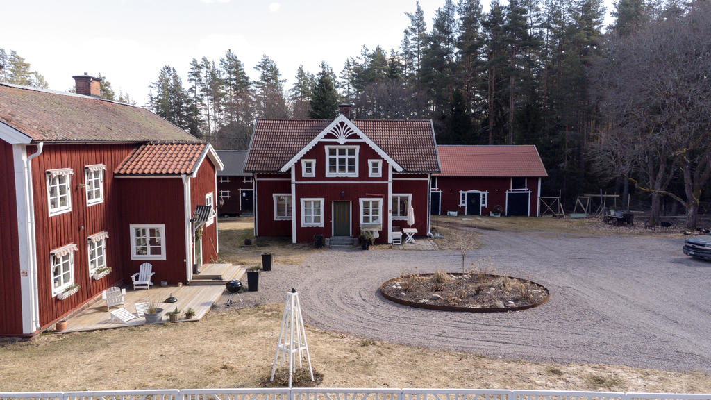 Mangårdsbyggnad och gårdshus. 
