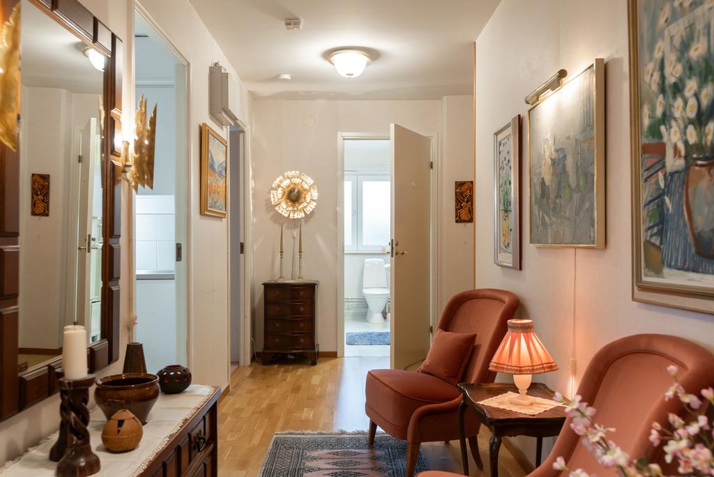 Entré, vy mot ytterdörr samt badrum, sovrum och kök.