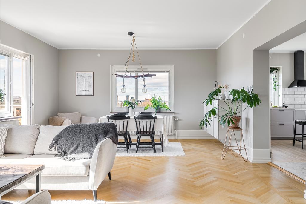 Gott om plats för både soffa och matsalsbord i vardagsrummet