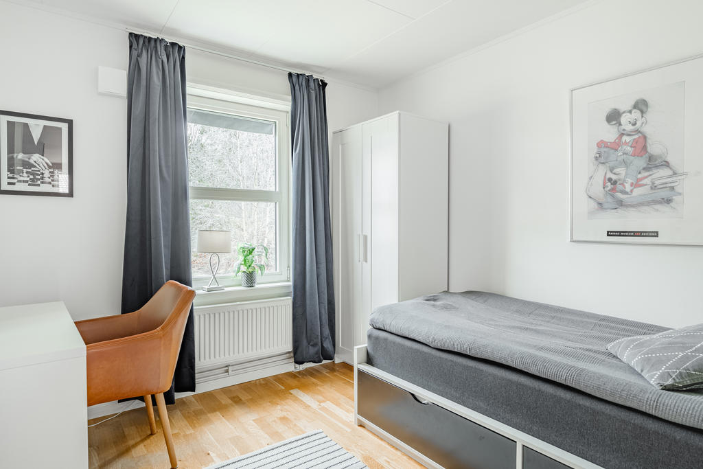 Sovrum (2) med plats för säng och annat möblemang.