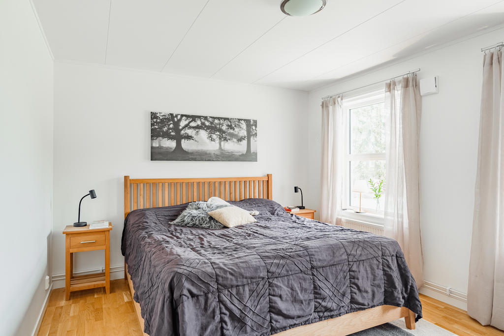 Sovrum (1) med plats för större säng,