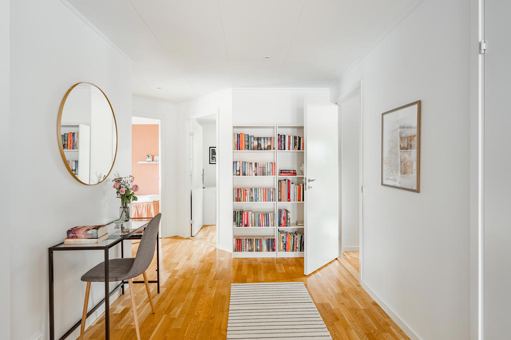 Inre möblerbar hall.