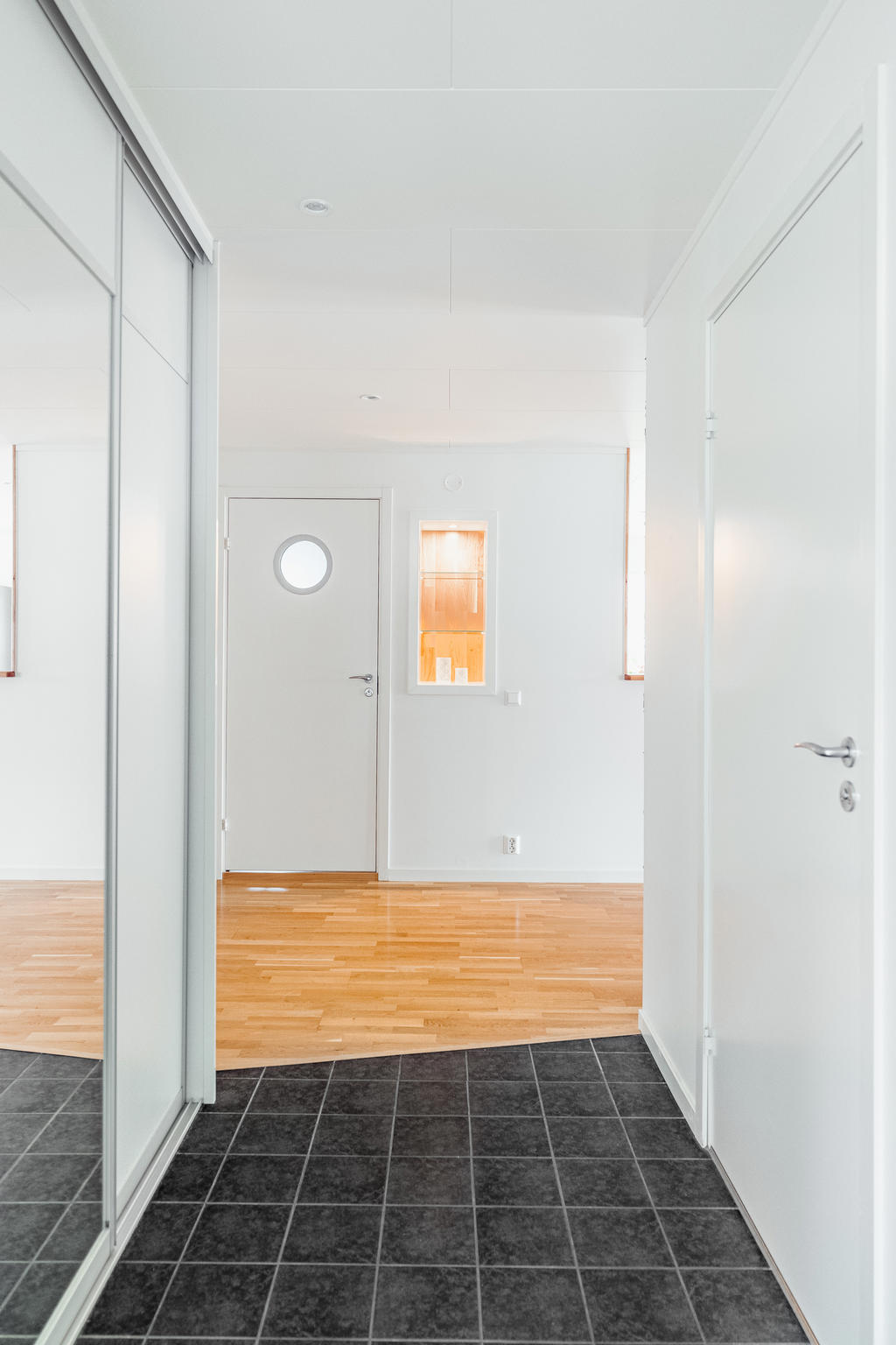 Praktisk hall med klinkergolv och goda förvaringsmöjligheter.