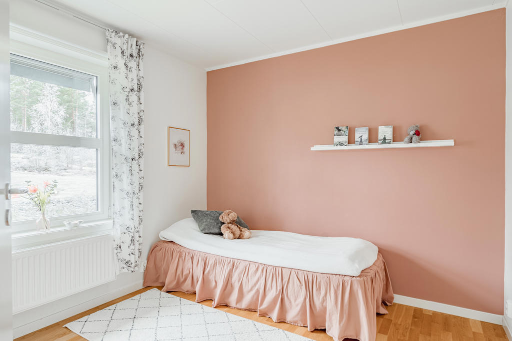Sovrum (3) med plats för säng och annat möblemang.