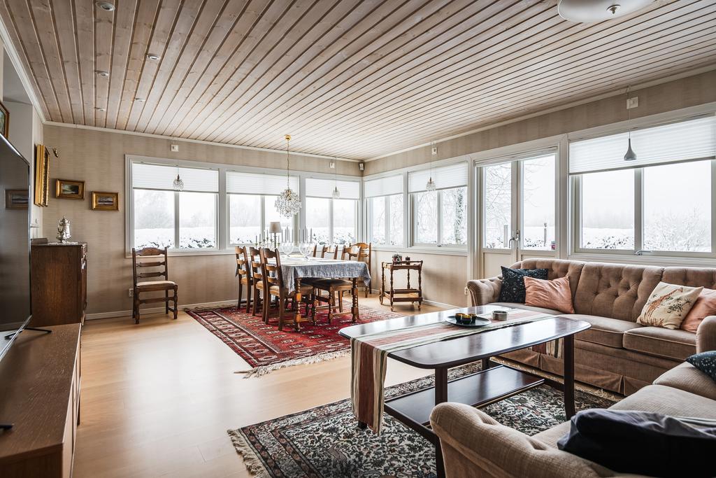 Rejält med ljusinsläpp i vardagsrum 2. 