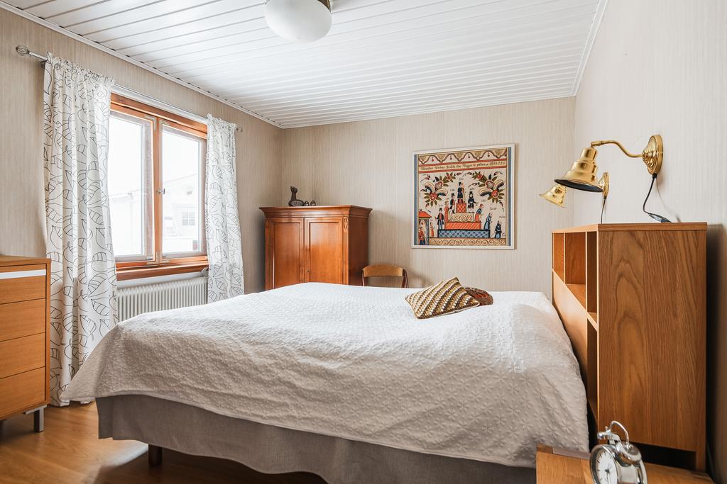Sovrum med fönster mot baksidan. 