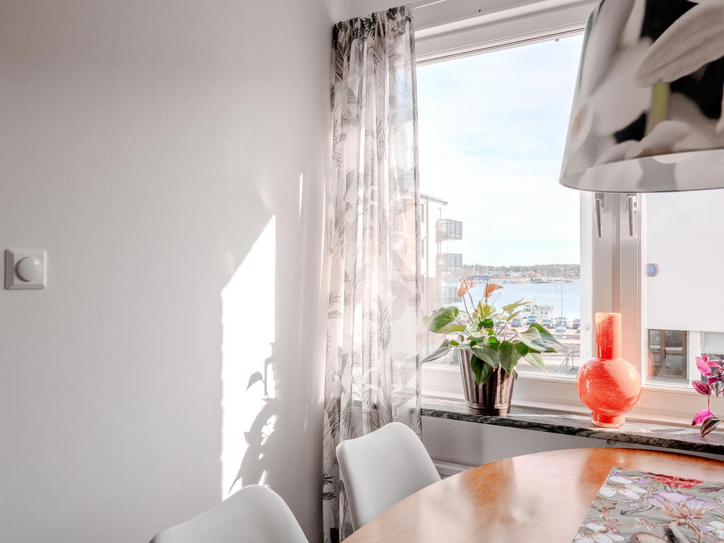 Utsikt från matplats i kök