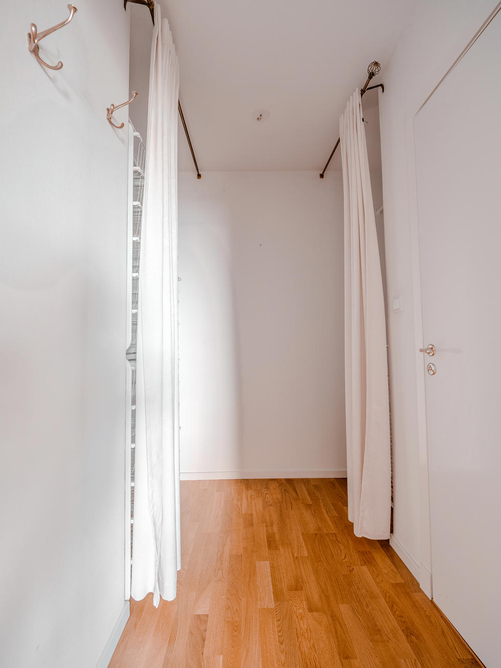 Gott om förvaring i extra hall. Möjlighet att öppna upp till egen ingång.