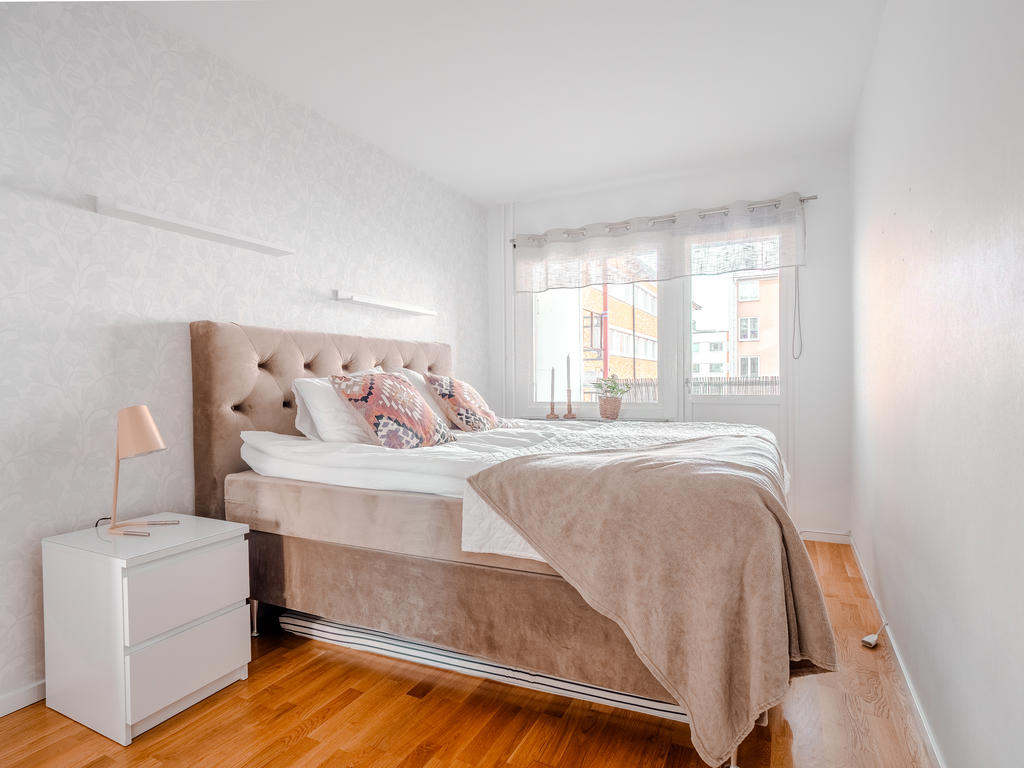 Master bedrom med utgång till balkong och egen klädkammare