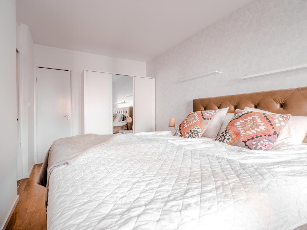 Master bedrom med utgång till balkong och egen klädkammare