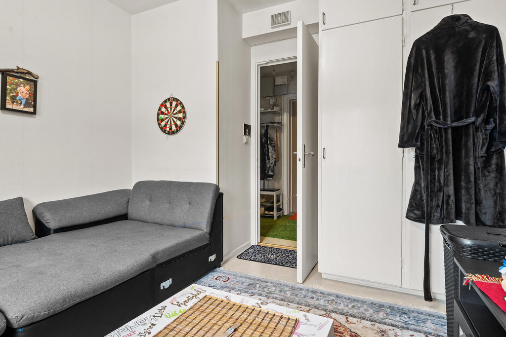 Sovrum med platsbyggda garderober