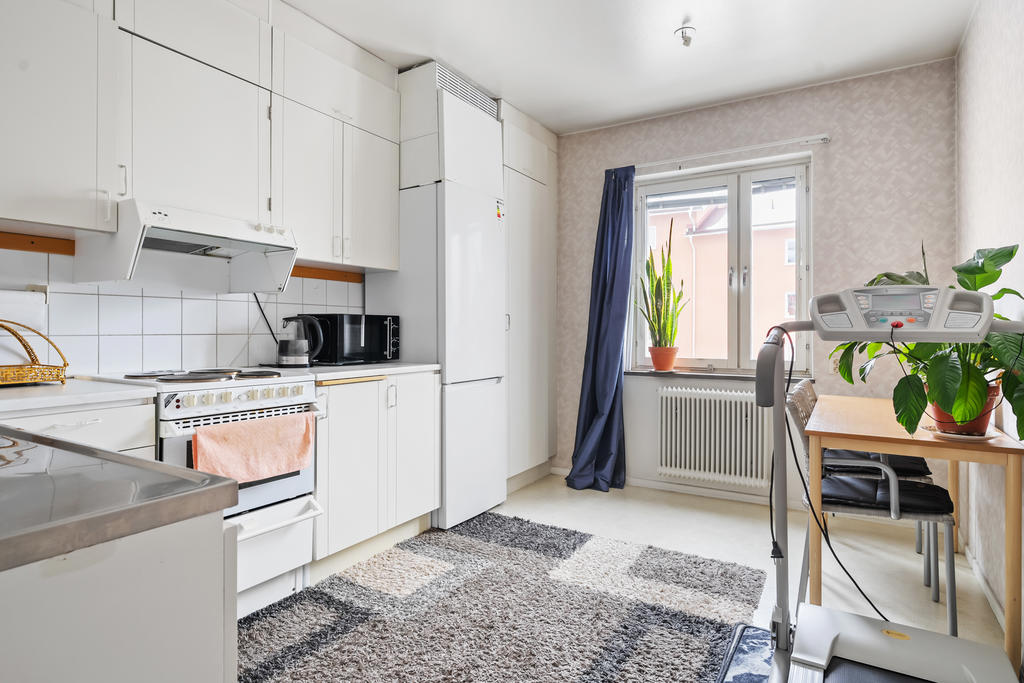 Generös plats för matbord och stolar