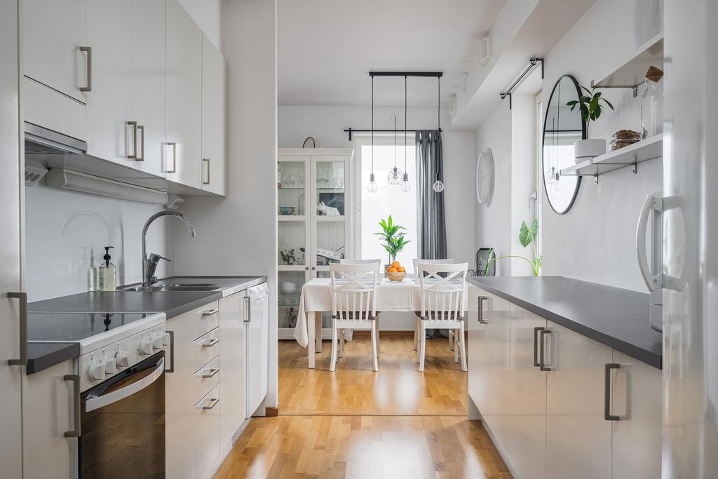 Kök med gott om förvaring och arbetsytor